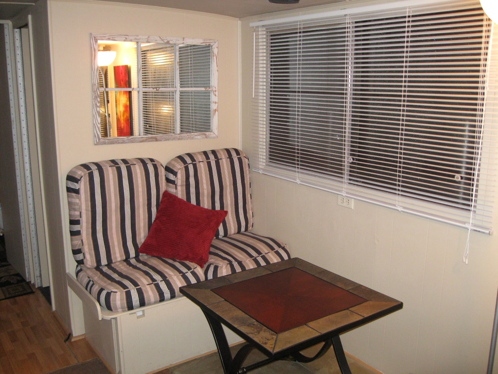 Knotty Buoyz house boat dining area