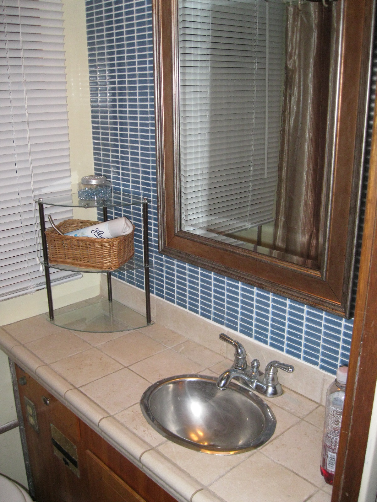 Knotty Buoyz house boat bathroom