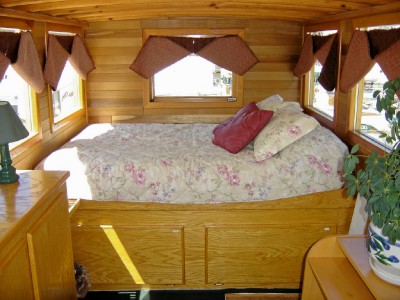 Heart & Sol houseboat master bedroom