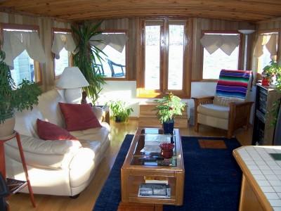 Heart & Sol houseboat living room