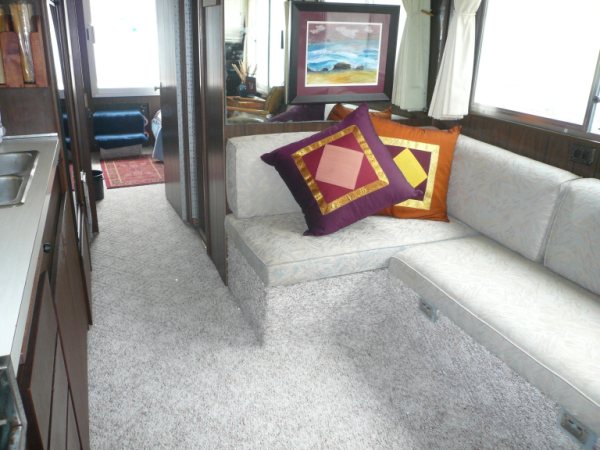 Jag Time III house boat dining area