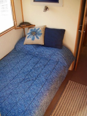 Spindrift house boat bedroom