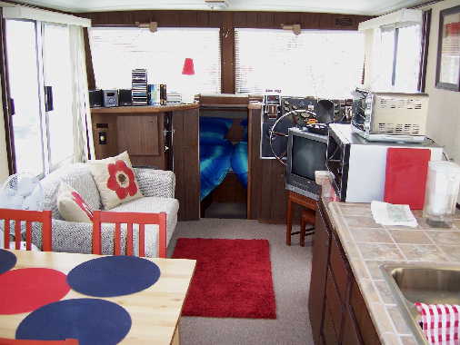 SeeView house boat living room