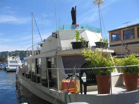 Pura Vida houseboat front view
