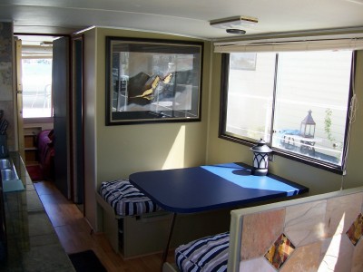 En El Momento house boat dining area