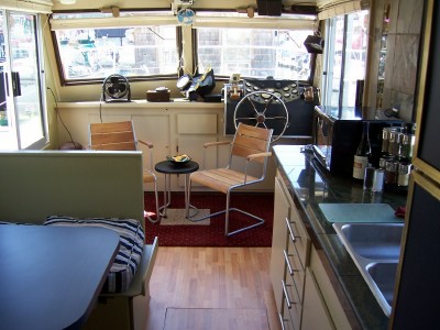 En El Momento houseboat living room
