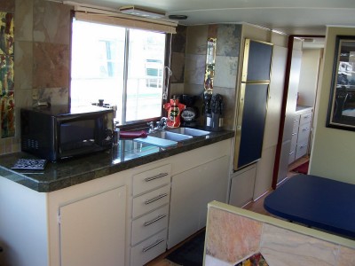 En El Momento boat house galley